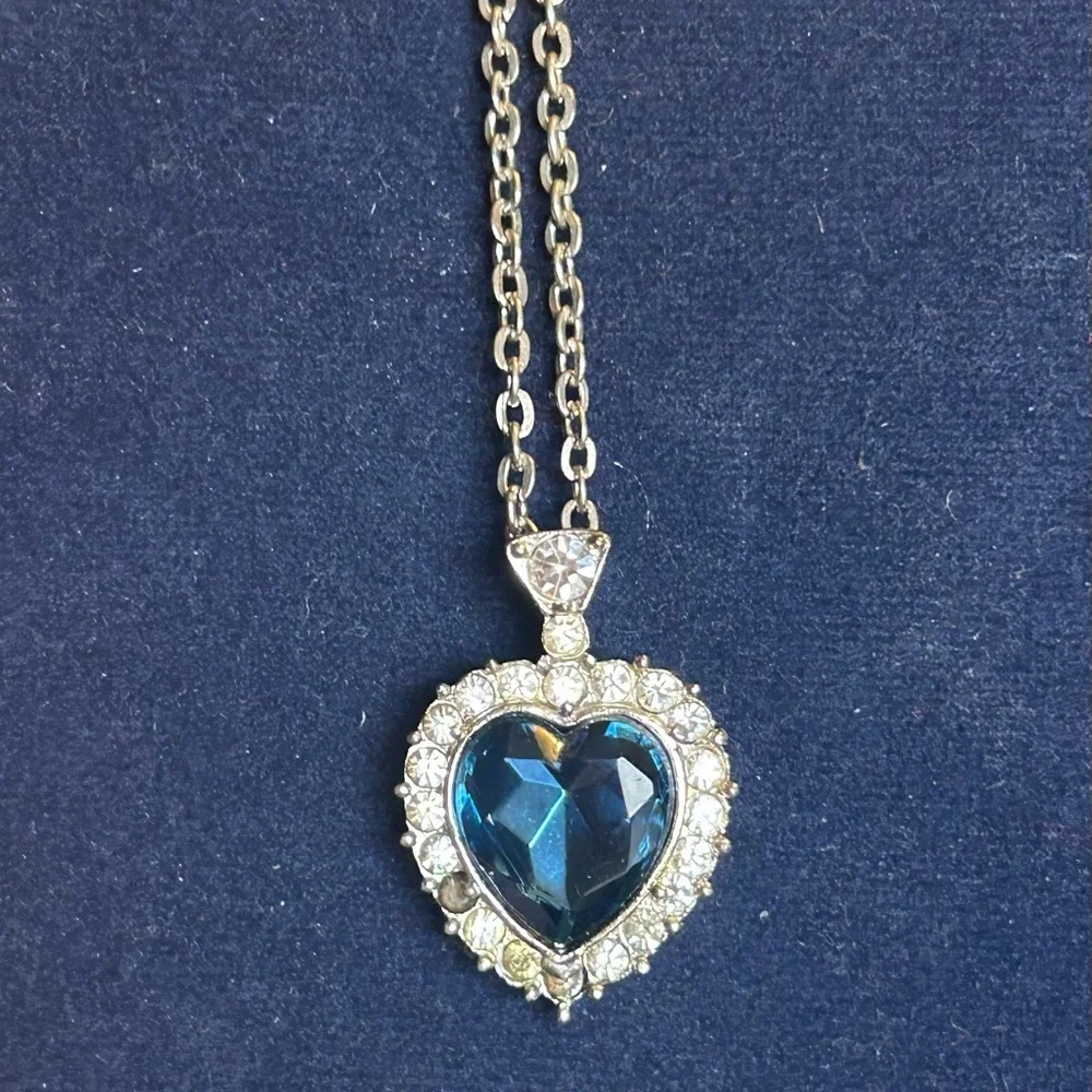 Royal Blue Heart Rhinestone Pendant Necklace Silver Tone Chain Vintage Necklace - Picture 3 of 14